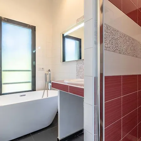 Villa D'exception Pour 10 Pers Avec Piscine Chauffee Et Parking Prive A - Fr-1-791-28
